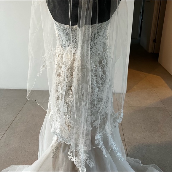 Beautiful wedding dress, veil and slip… worn once. - Picture 7 of 15